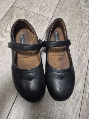 Olive & Edie Daisy Black Mary Jane Dress Shoes for Girls. Kids School Shoe